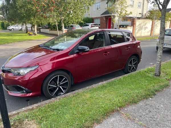 Toyota Auris Hatchback, Petrol, 2017, Red