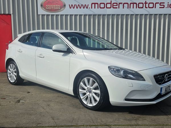 Volvo V40 Hatchback, Petrol, 2015, White