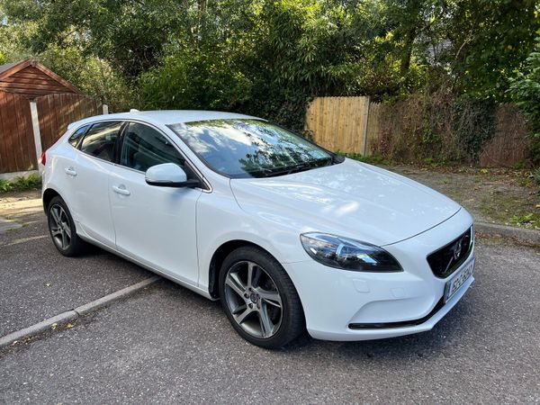 Volvo V40 Hatchback, Diesel, 2015, White