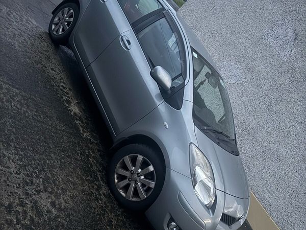 Toyota Yaris Hatchback, Petrol, 2011, Silver