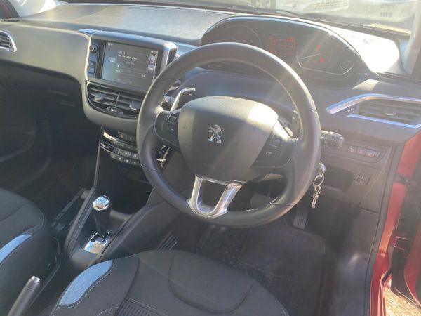 Peugeot 208 Hatchback, Diesel, 2016, Red