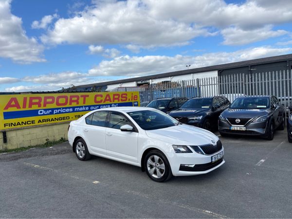 Skoda Octavia Hatchback, Petrol, 2019, White