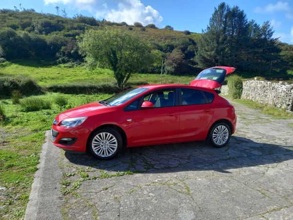 Vauxhall Astra Hatchback, Petrol, 2013, Red