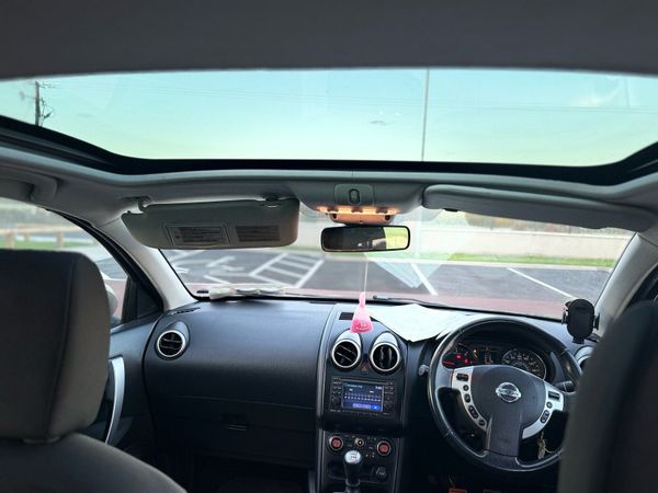 Nissan Qashqai Hatchback, Diesel, 2010, Beige