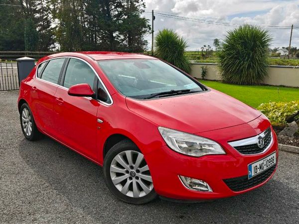 Vauxhall Astra Hatchback, Diesel, 2010, Red