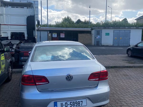 Volkswagen Passat Saloon, Diesel, 2011, Silver