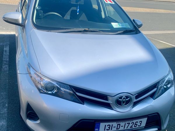 Toyota Auris Hatchback, Diesel, 2013, Silver