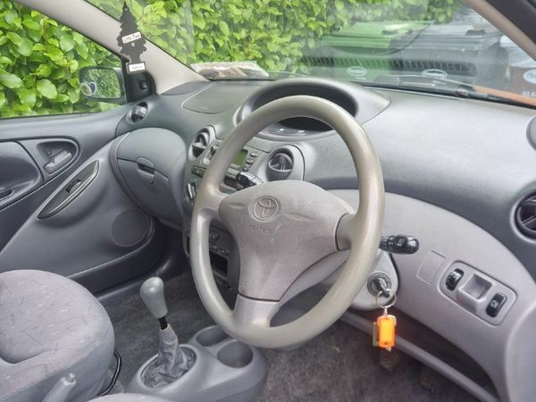 Toyota Yaris Hatchback, Petrol, 2000, Silver