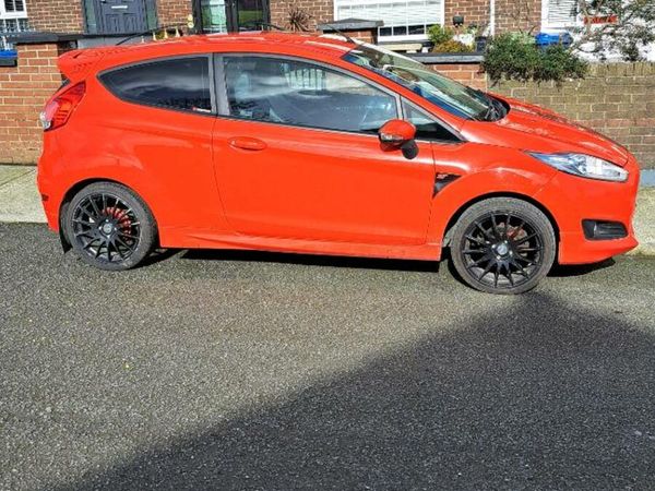 Ford Fiesta Hatchback, Petrol, 2015, Red