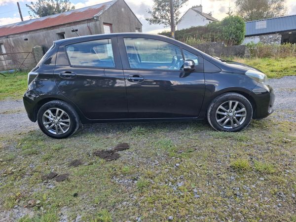 Toyota Yaris Hatchback, Petrol, 2014, Black
