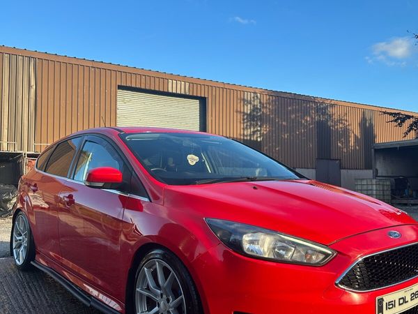 Ford Focus Hatchback, Diesel, 2015, Red