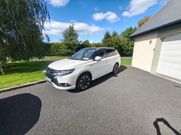 Mitsubishi Outlander SUV, Petrol Plug-in Hybrid, 2016, White