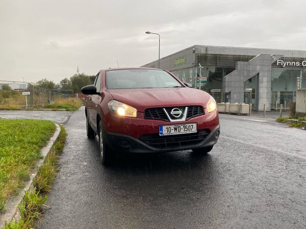 Nissan Qashqai Hatchback, Diesel, 2010, Red