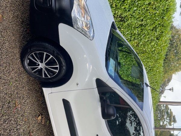 Peugeot Partner MPV, Diesel, 2017, White