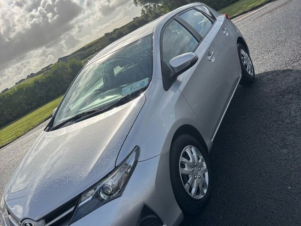 Toyota Auris Hatchback, Diesel, 2014, Silver