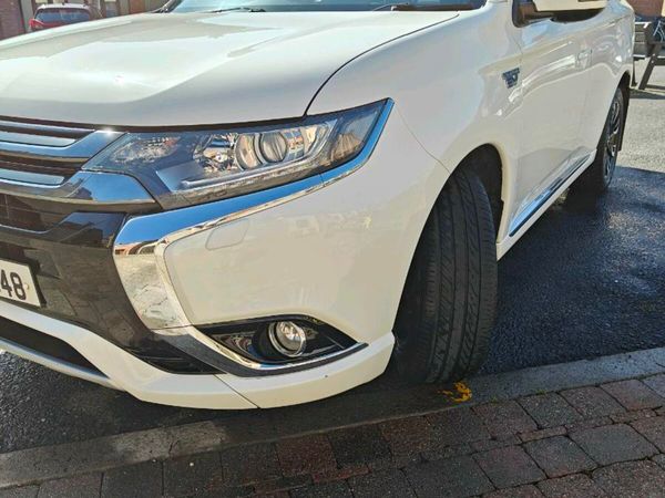 Mitsubishi Outlander SUV, Petrol Plug-in Hybrid, 2016, White