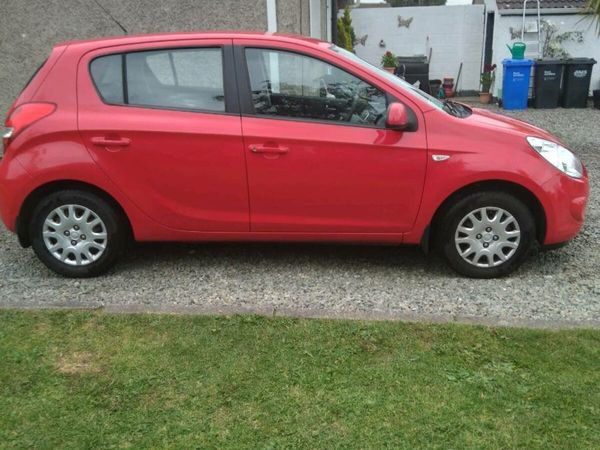 Hyundai i20 Hatchback, Petrol, 2011, Red