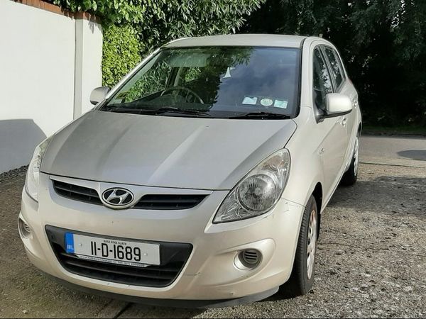 Hyundai i20 Hatchback, Petrol, 2011, Gold