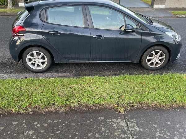 Peugeot 208 Hatchback, Petrol, 2016, Grey