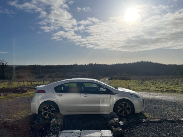 Vauxhall Ampera Hatchback, Petrol Plug-in Hybrid, 2014, White
