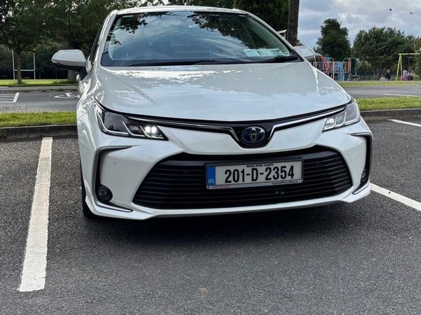 Toyota Corolla Saloon, Petrol Hybrid, 2020, White