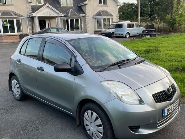 Toyota Yaris Hatchback, Petrol, 2009, Silver