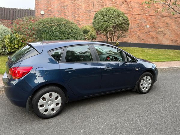 Opel Astra Hatchback, Petrol, 2012, Blue