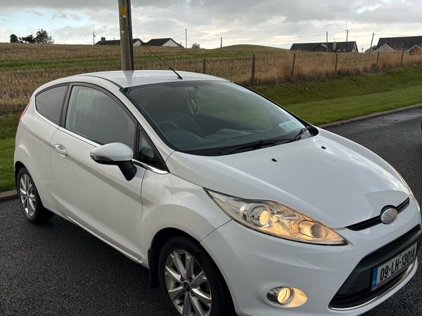 Ford Fiesta Hatchback, Petrol, 2009, White