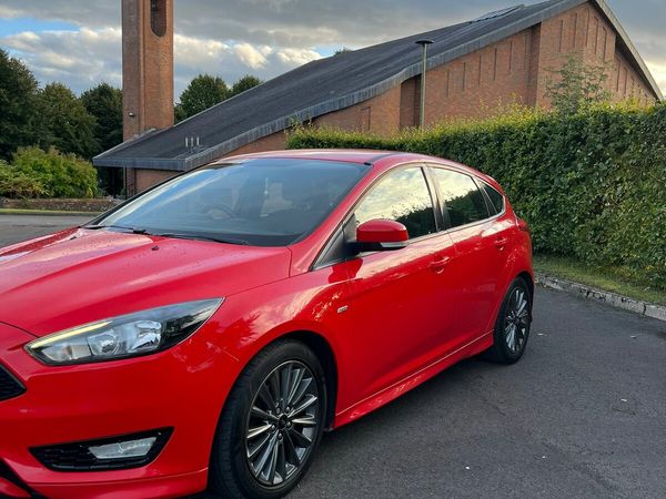 Ford Focus Hatchback, Diesel, 2017, Red