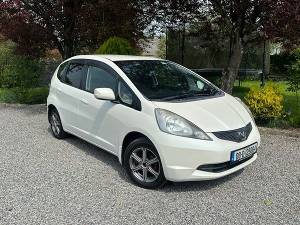 Honda Fit Hatchback, Petrol, 2008, White