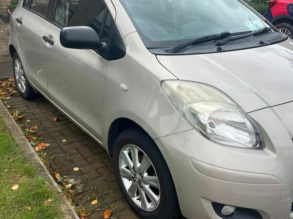 Toyota Yaris Hatchback, Petrol, 2011, Gold