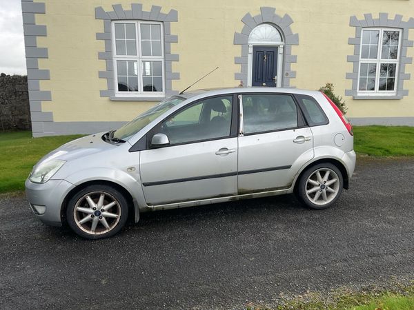 Ford Fiesta Hatchback, Petrol, 2005, Silver