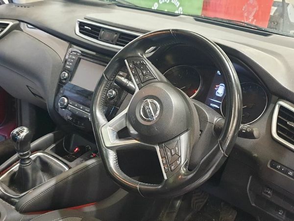 Nissan Qashqai MPV, Petrol, 2018, Red