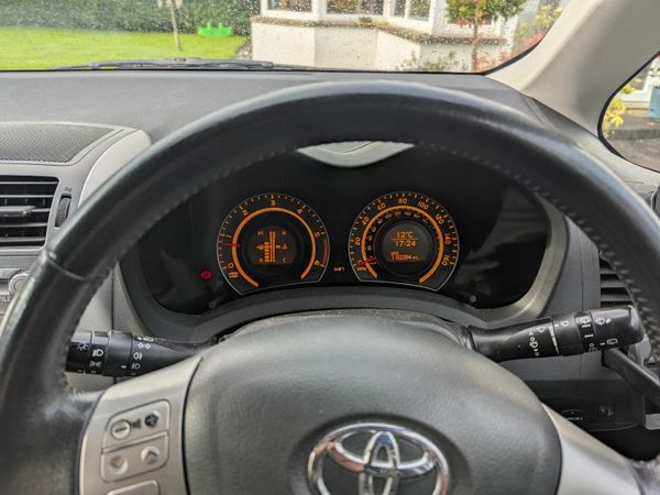 Toyota Auris Hatchback, Diesel, 2009, Silver