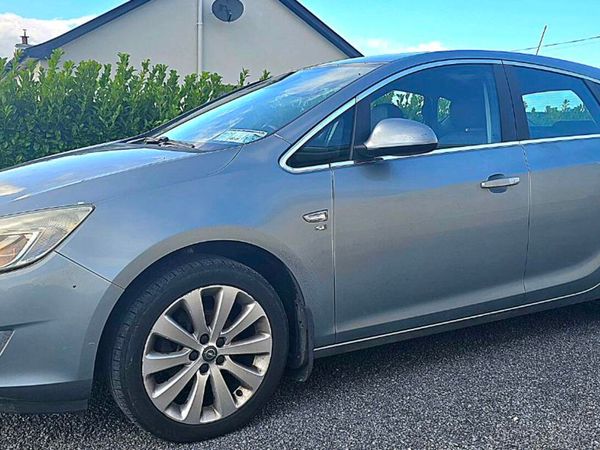 Opel Astra Hatchback, Petrol, 2010, Silver