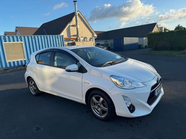 Toyota Aqua Hatchback, Petrol Hybrid, 2016, White