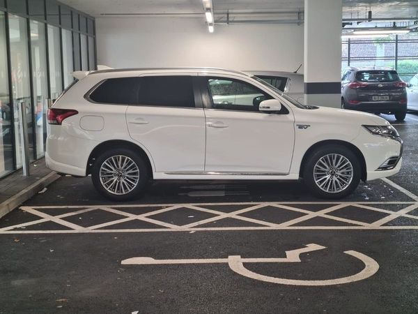 Mitsubishi Outlander SUV, Petrol Plug-in Hybrid, 2019, White