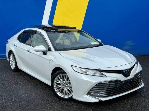 Toyota Camry Saloon, Petrol Hybrid, 2019, White