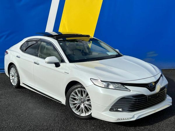 Toyota Camry Saloon, Petrol Hybrid, 2017, White