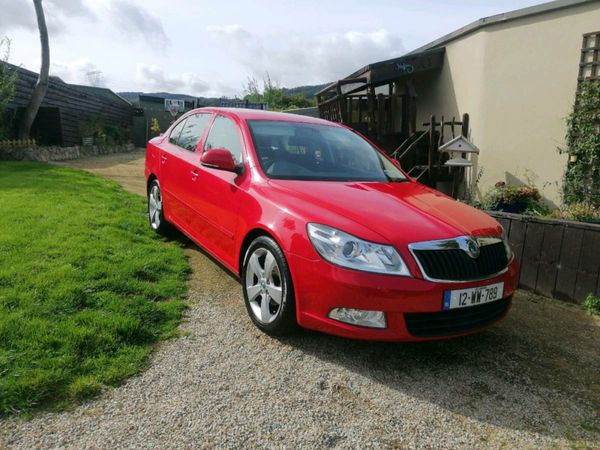 Skoda Octavia Saloon, Petrol, 2012, Red