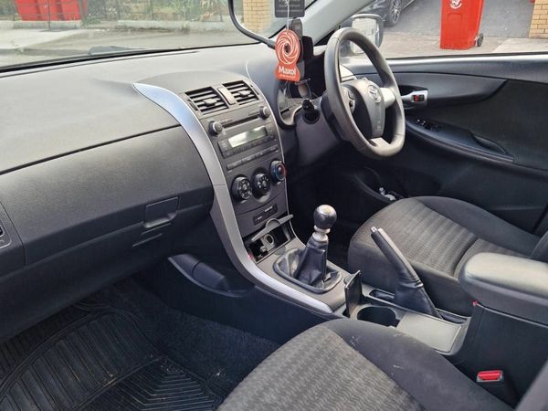 Toyota Corolla Saloon, Diesel, 2012, Silver