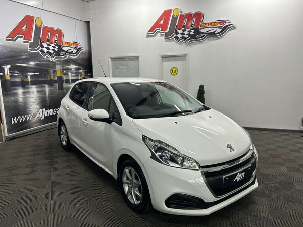 Peugeot 208 Hatchback, Petrol, 2016, White