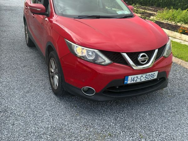 Nissan Qashqai Hatchback, Diesel, 2014, Red