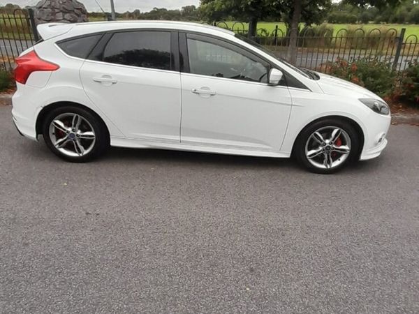Ford Focus Saloon, Petrol Gas, 2014, White