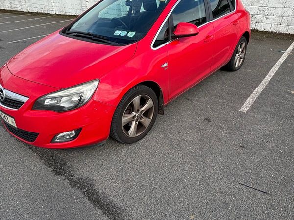 Opel Astra Hatchback, Petrol, 2011, Red