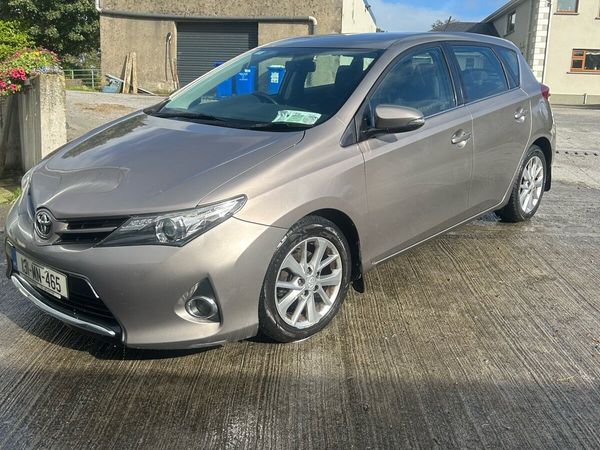 Toyota Auris Hatchback, Diesel, 2013, Bronze