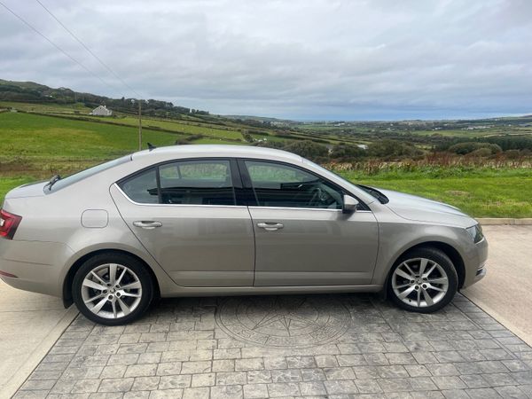 Skoda Octavia Saloon, Diesel, 2017, Yellow