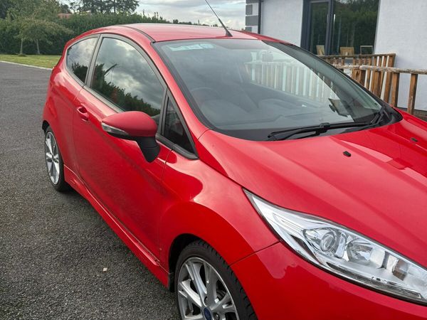 Ford Fiesta Hatchback, Petrol, 2016, Red