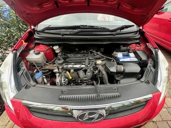 Hyundai i20 Hatchback, Petrol, 2011, Red
