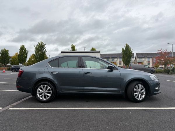 Skoda Octavia Saloon, Diesel, 2018, Grey